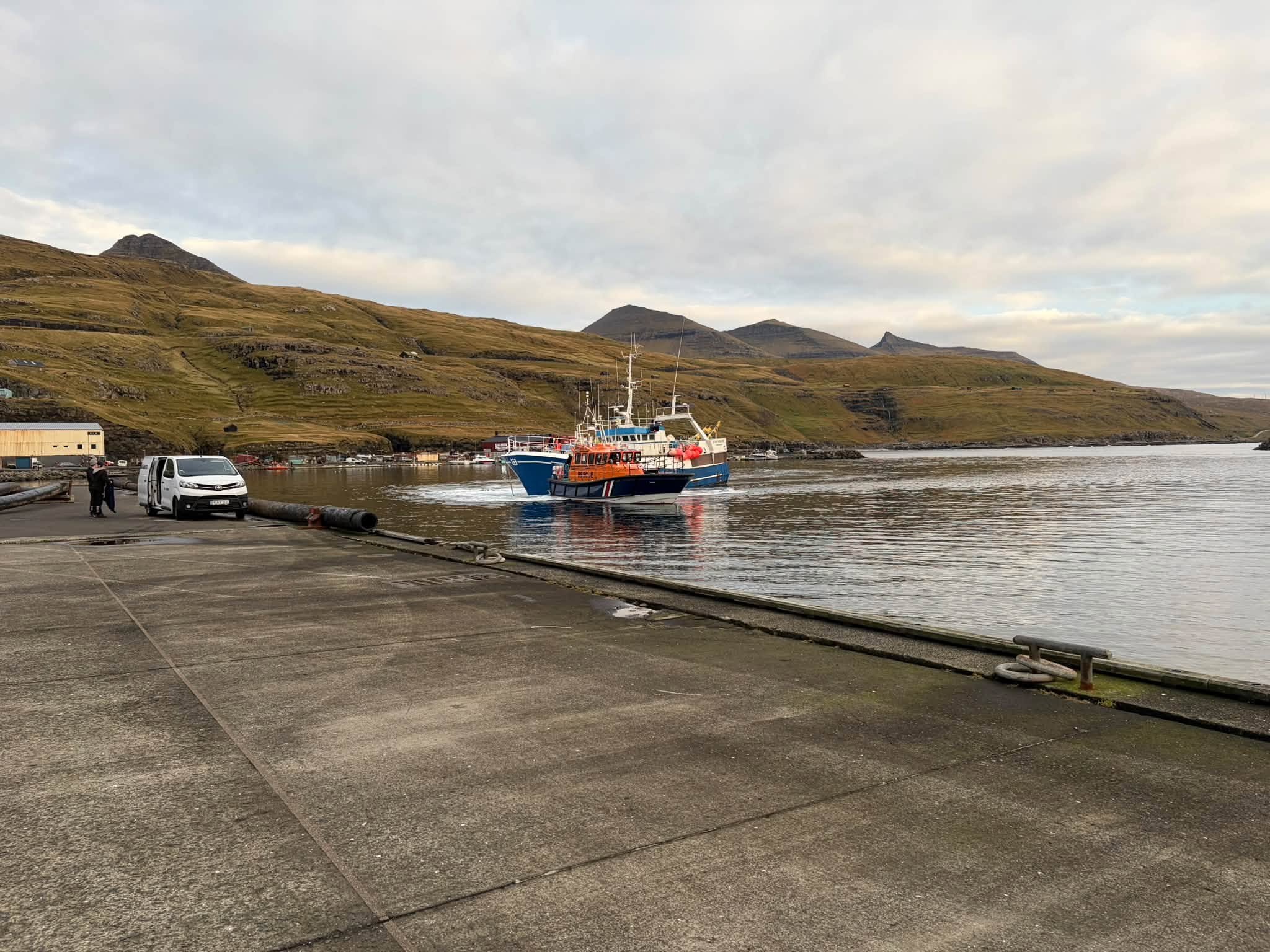 Rescue Vón sleipaði línubát til Eiðis